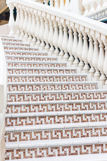 Białe schody z mozaika z tralkami. Streszczenie klasycznej architektury wnętrz fragment - Zdjęcie, obraz