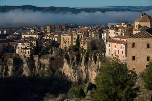 Куэнка старый город с утренним туманом на заднем плане. Средневековый город, построенный на крутых склонах горы. Куэнка, Испания
 - Фото, изображение