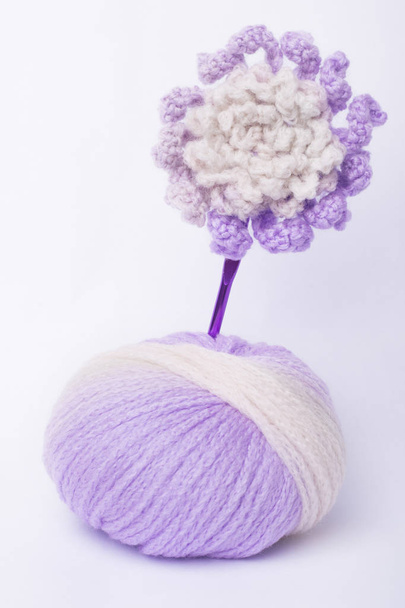   neulotut violetti kukka
  - Valokuva, kuva