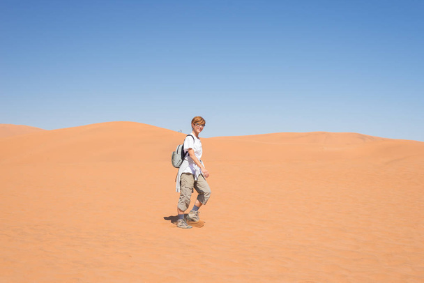 Promenade touristique sur les dunes pittoresques de Sossusvlei, désert du Namib, parc national du Namib Naukluft, Namibie. Lumière de l'après-midi. Aventure et exploration en Afrique
. - Photo, image