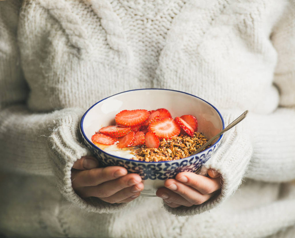 Healthy breakfast  in hands - Valokuva, kuva