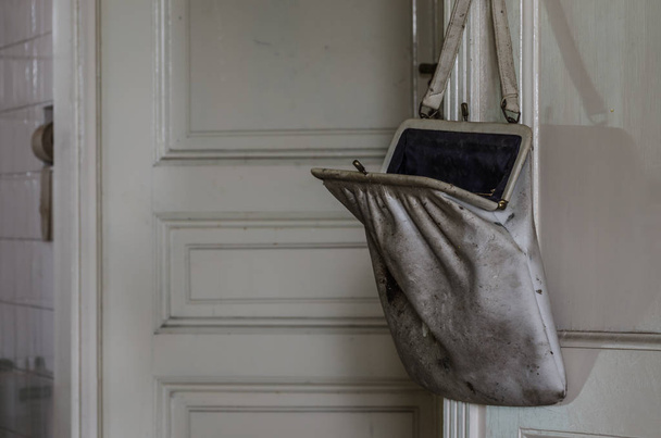 bir kapı üzerinde eski çanta - Fotoğraf, Görsel