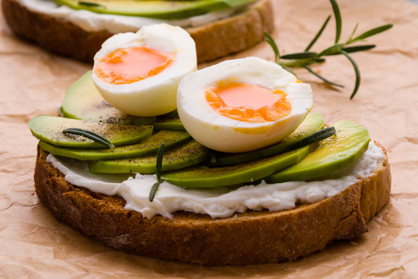 yumurta ve avokado sandviç - Fotoğraf, Görsel