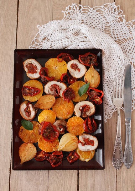 Вкусные куриные рулеты с сушеными помидорами
 - Фото, изображение