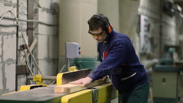 Плотник работает на пильном столе в мастерской
 - Кадры, видео