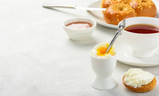 Завтрак из вареных яиц и булочек с булочками
 - Фото, изображение