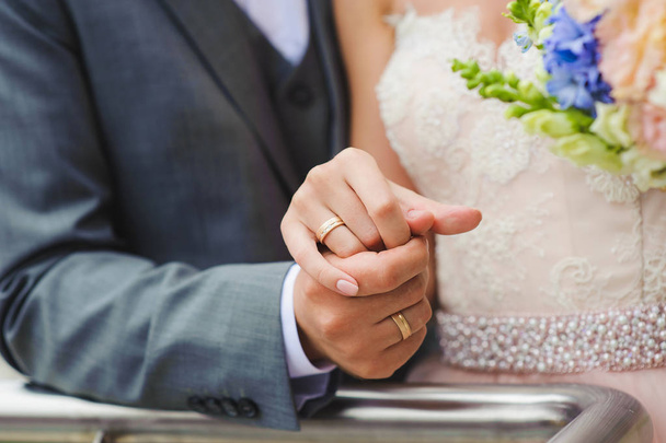 Крупный план. Рука жениха и невесты
 - Фото, изображение
