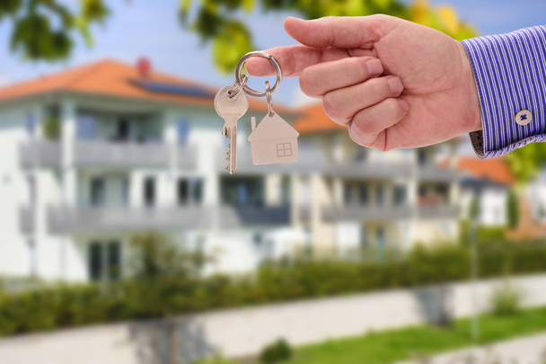 ключ в руке для нового дома и недвижимости - Фото, изображение