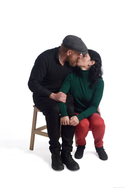 Casal beijando com fundo branco
 - Foto, Imagem