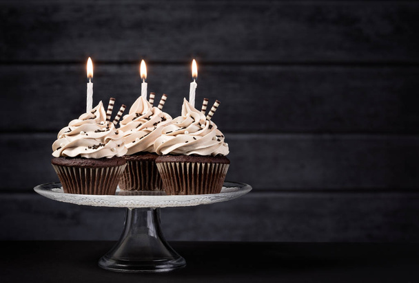 Suklaa syntymäpäivä cupcakes
 - Valokuva, kuva