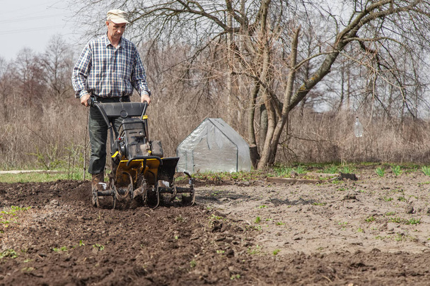 Farmář uvolňuje kultivátor půdy - Fotografie, Obrázek