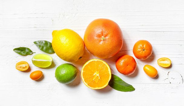 various citrus fruits on white wooden table - Foto, afbeelding