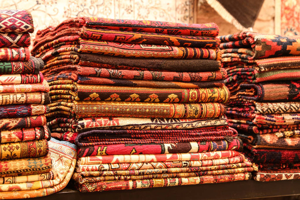 Turkse tapijten In Grand Bazaar - Foto, afbeelding