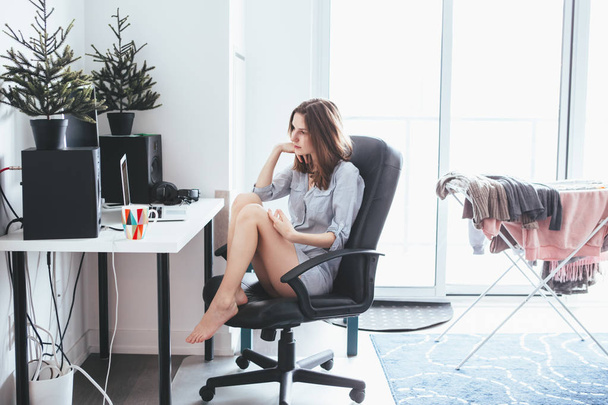 женщина сидит в офисе стул работает
  - Фото, изображение