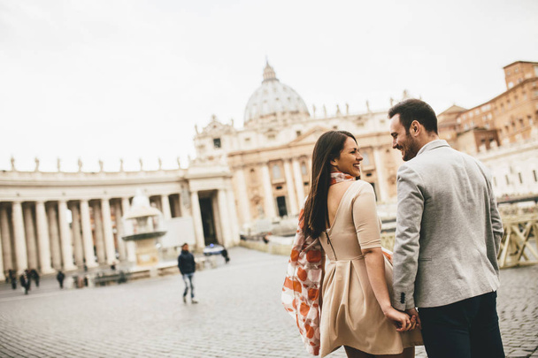 Para spacerująca w Watykanie - Zdjęcie, obraz