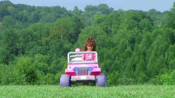 Девушка за рулем игрушечного джипа
 - Кадры, видео