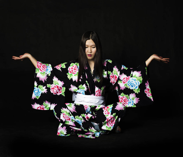 Chica japonesa en kimono tradicional japonés sobre fondo negro
 - Foto, Imagen