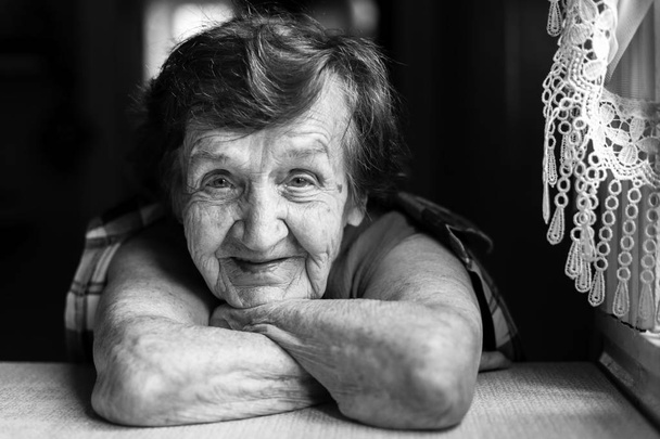 Бабушка сидит у окна на кухне.
.  - Фото, изображение