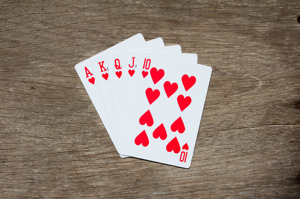 Pět karet červené srdce royal straight Flush na dřevěné pozadí - Fotografie, Obrázek