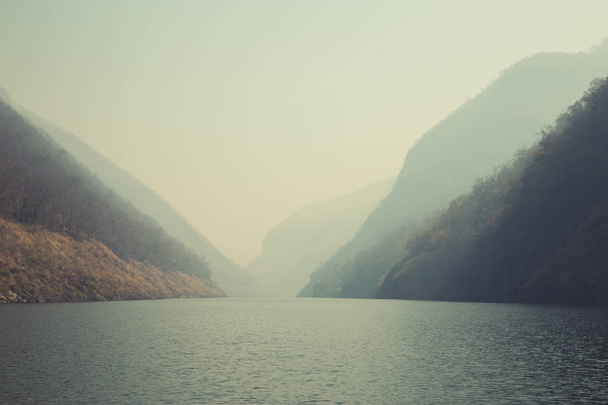 Каенг Кор - большое озеро, окруженное горами
 - Фото, изображение