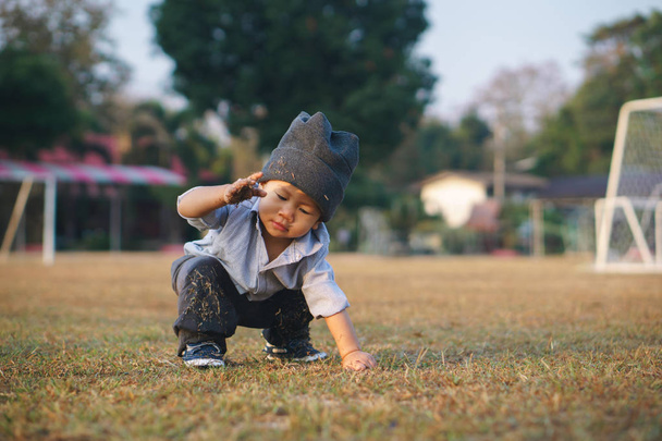 Asiatico ragazzo learning a camminare e fall
 - Foto, immagini