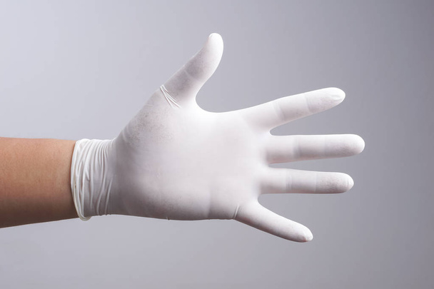 Hand trägt Latex-Handschuh - Foto, Bild