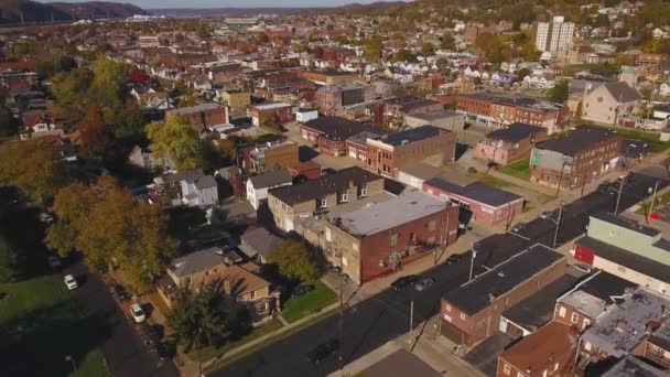 Tiro aéreo frontal de la típica ciudad pequeña del oeste de Pensilvania
 - Metraje, vídeo