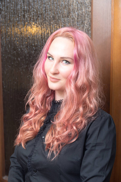 woman with pink hair - Фото, зображення