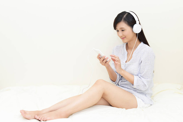 Žena poslouchá hudbu - Fotografie, Obrázek