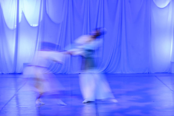 Gruppo di ballerini contemporanei che si esibiscono sul palco
 - Foto, immagini