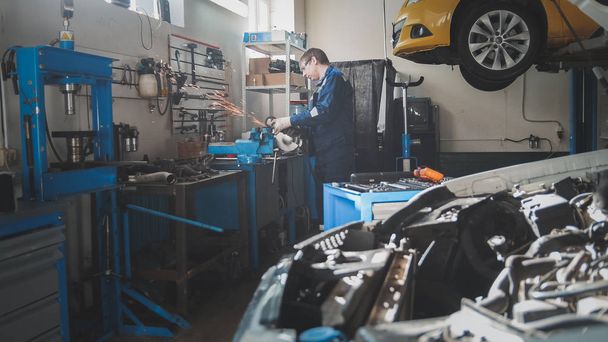 Lavoro manuale piccola impresa - officina - operaio meccanico caucasico maschio lavora con sega circolare
 - Foto, immagini