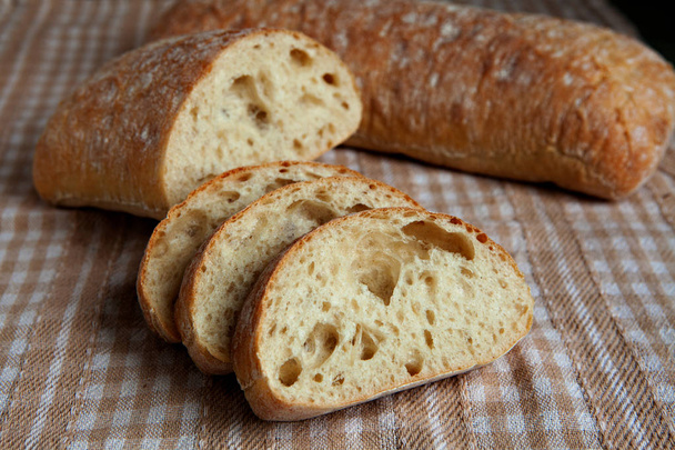 Friss szeletelt olasz Ciabatta kenyér háttér - Fotó, kép