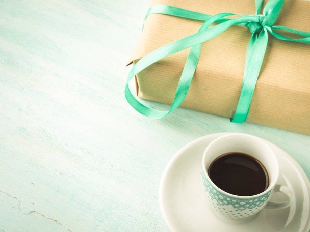 Wrapped surprise birthday holiday gift box and coffee - Foto, afbeelding