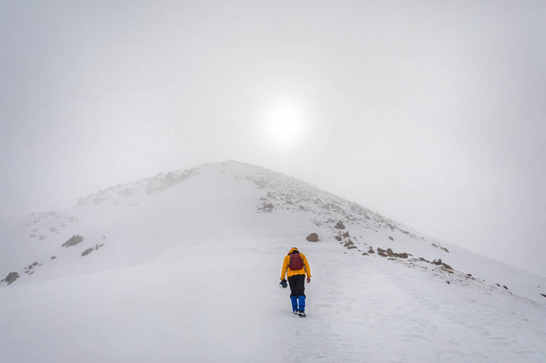 Tourist in the snowy mountains - Φωτογραφία, εικόνα