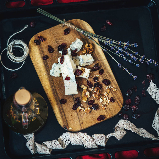 Cheese plate: cheese,  walnuts,  raisins - Фото, зображення