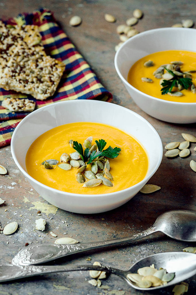 Pumpkin  soup with cream and parsley - Foto, afbeelding