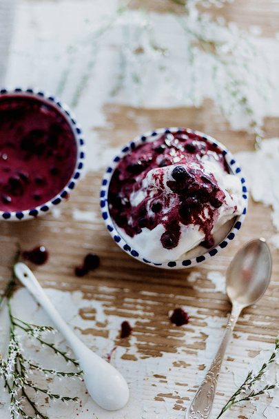Vanilla ice cream with  jam  - Zdjęcie, obraz