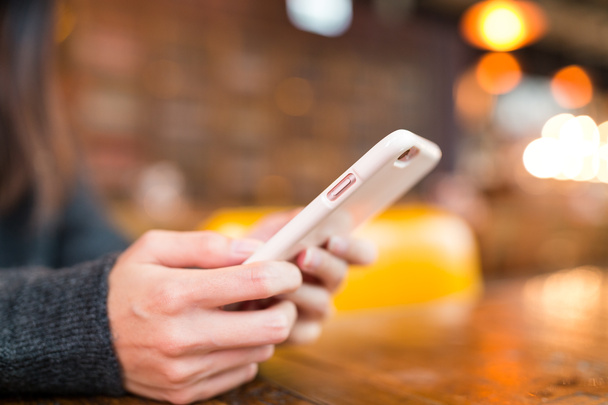 Mujer enviando sms en el teléfono celular - Foto, Imagen