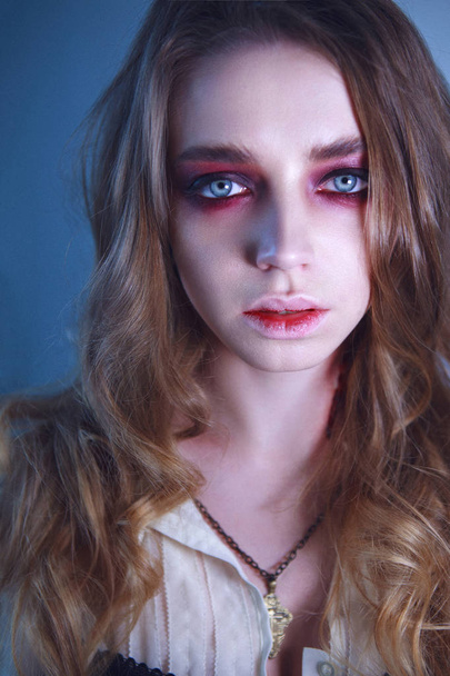 Close-up portrait of girl with fx make-up of vampire - Fotoğraf, Görsel