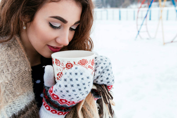 Atrakcyjna młoda kobieta w zimie na świeżym powietrzu - Zdjęcie, obraz