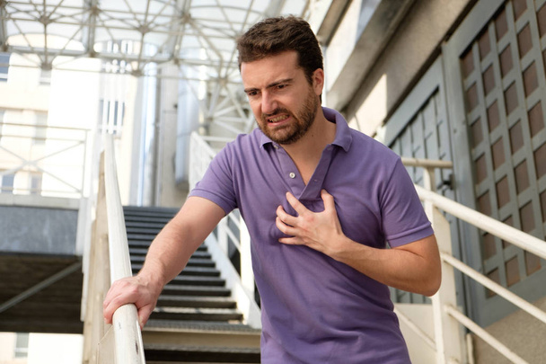 Людина страждає від поганого серцевого нападу
 - Фото, зображення