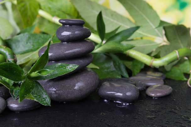 Wellness-concept met zen stenen en bamboe - Foto, afbeelding