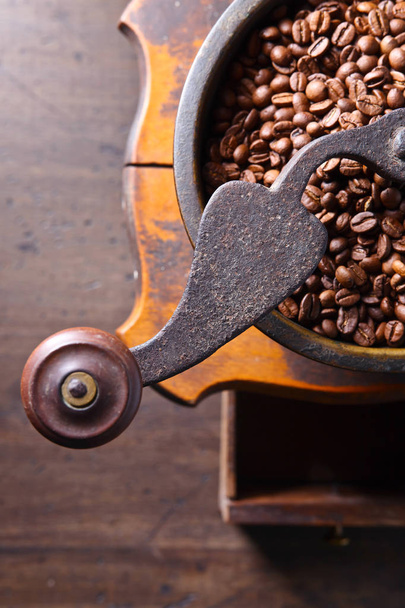 eski Kahve değirmeni ve kavrulmuş kahve çekirdekleri Close-Up  - Fotoğraf, Görsel