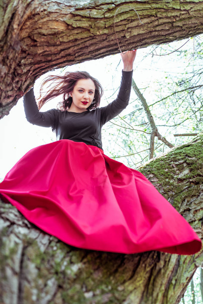 krásná mladá žena na kmen stromu - Fotografie, Obrázek