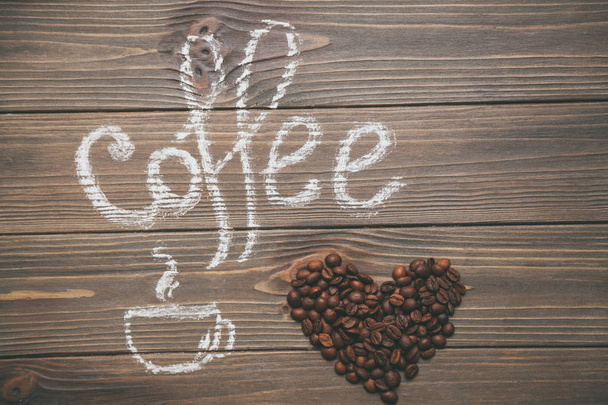Серце з кавових зерен і намальованої чашки
 - Фото, зображення
