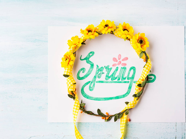 春単語スペル手でレタリングと花の花輪バンド - 写真・画像
