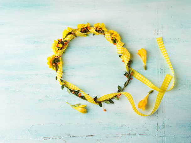 Amarelo coroa de flores menina cabeça banda no fundo pastel
 - Foto, Imagem