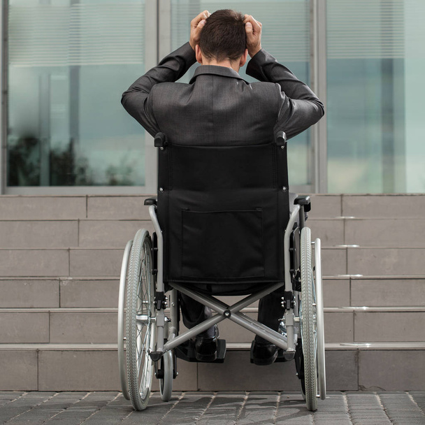 disabled businessman getting to workplace - Фото, зображення