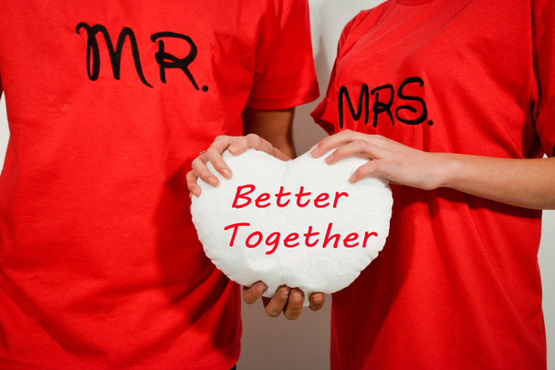 fiatal pár, a Vörös ing gazdaság fehér szövet szív-szöveggel - Fotó, kép