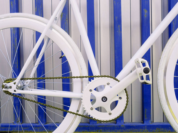 Valkoinen polkupyörä kaupungin kiinteät pyydykset valkoinen ja sininen seinä
. - Valokuva, kuva